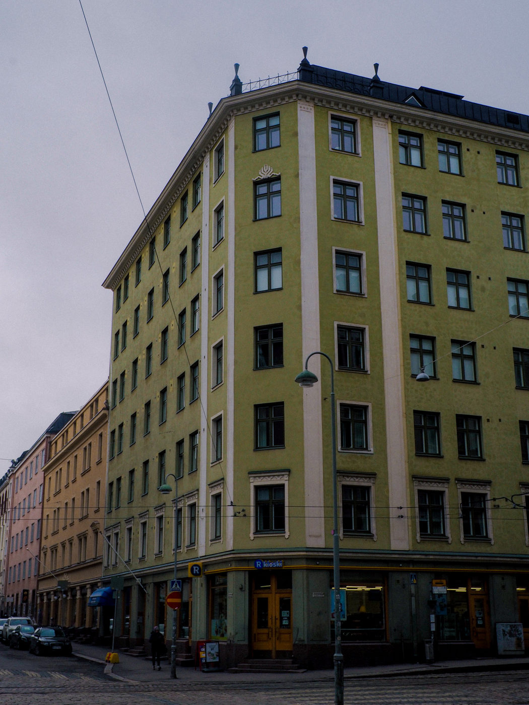 Helsinkiläinen kerrostalo kadun kulmassa